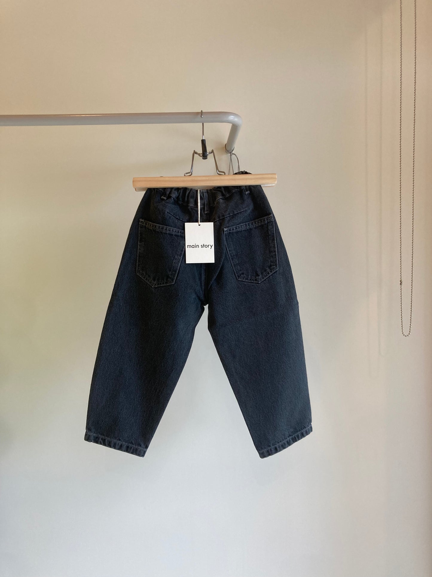 main story / tapered jean faded black