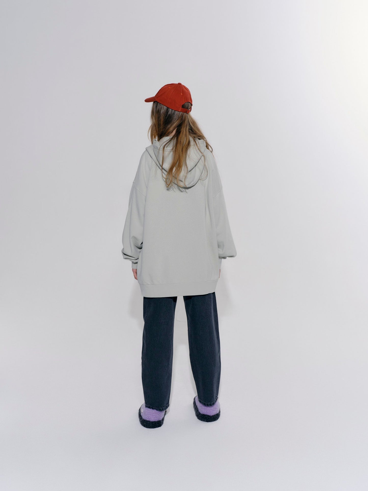 main story / tapered jean faded black