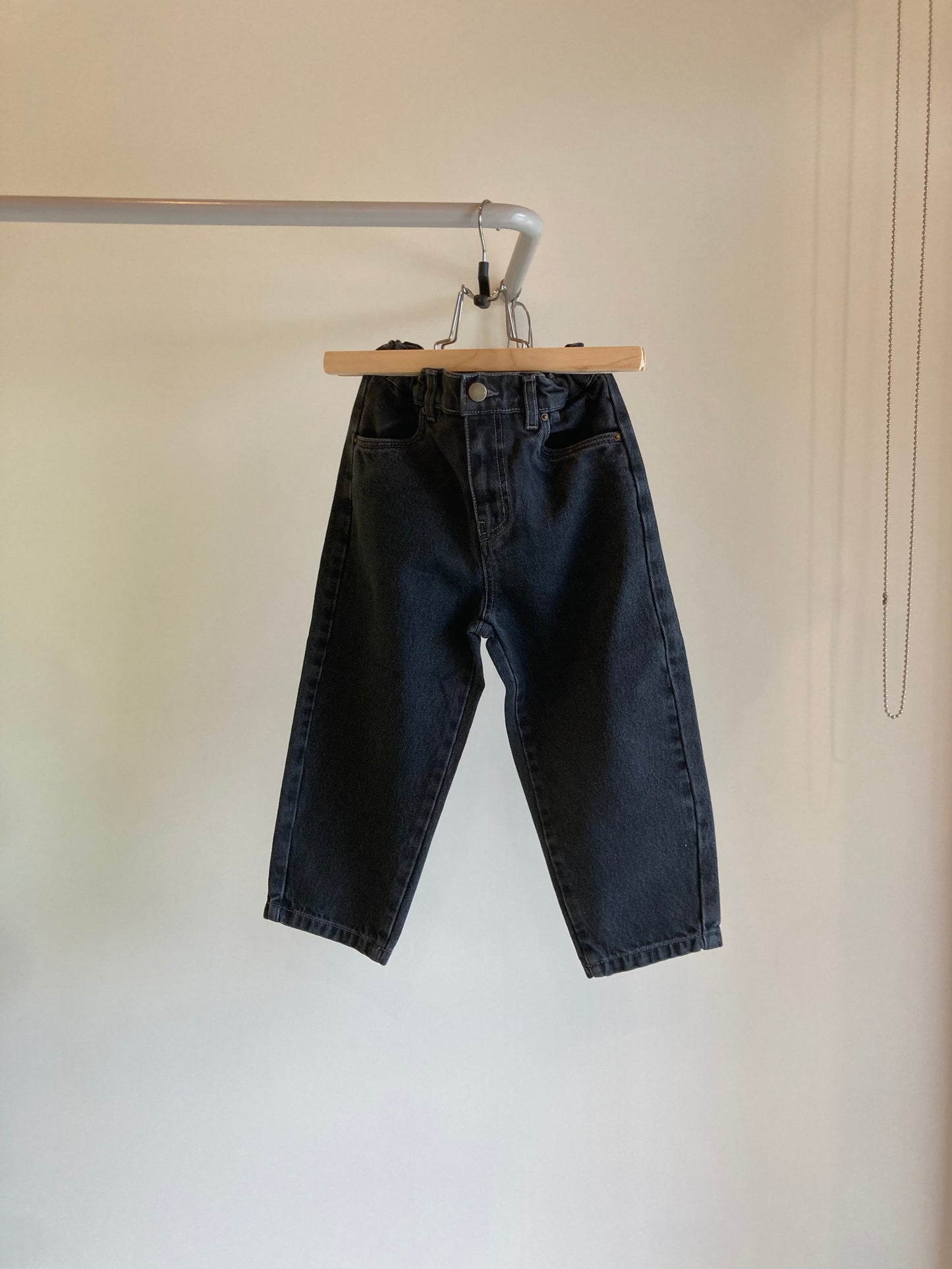 main story / tapered jean faded black