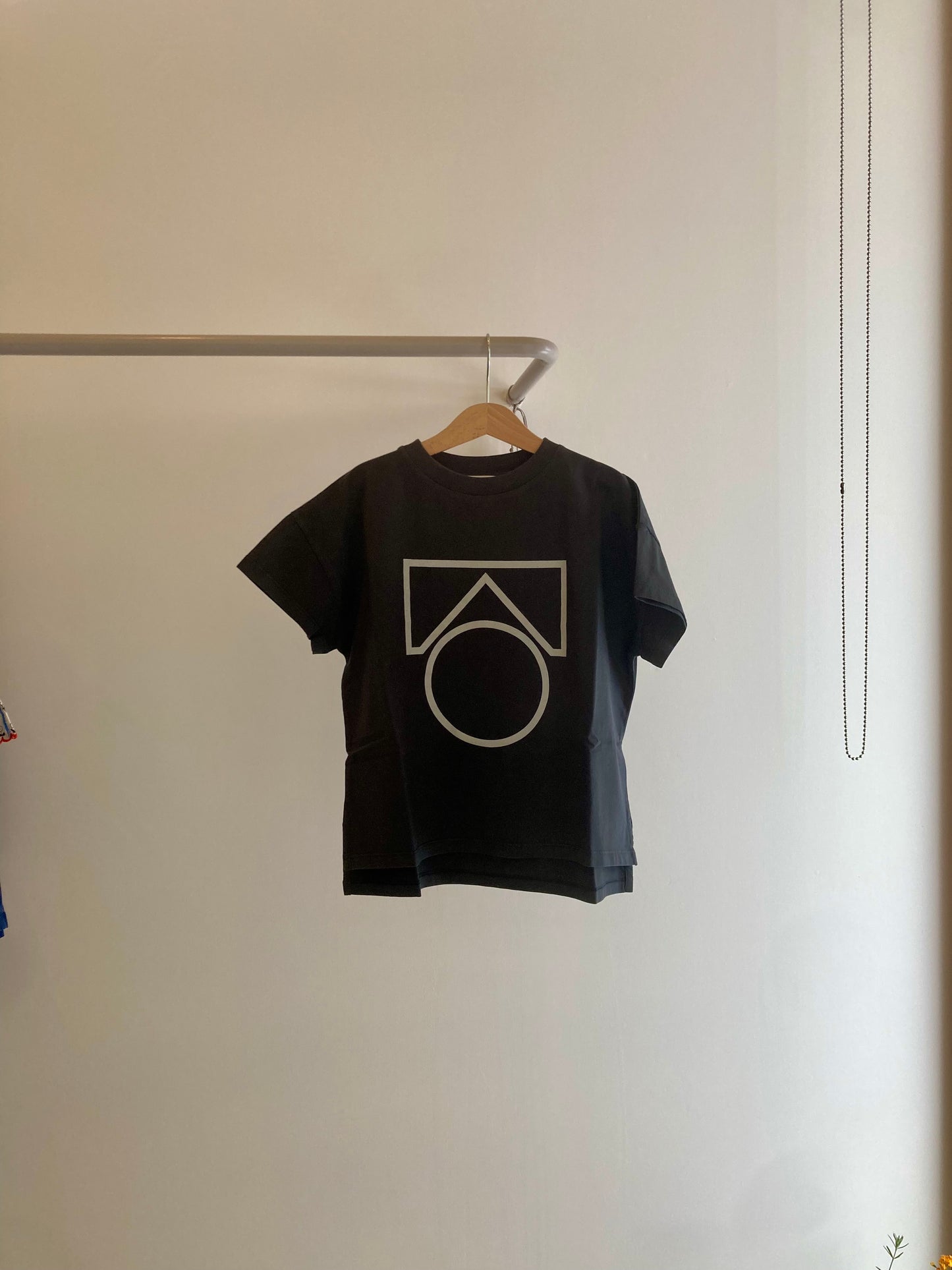 main story / oversized tee dark shadow