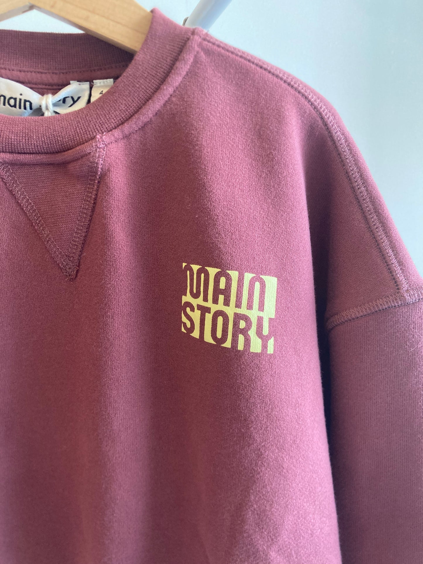 main story / crew sweatshirt