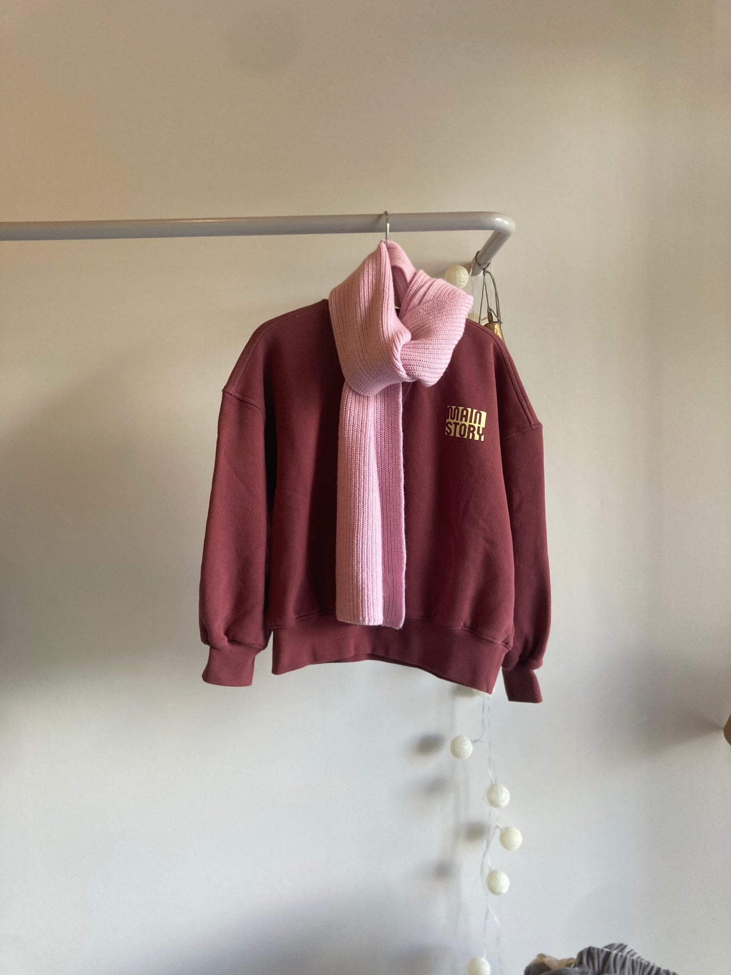 main story / crew sweatshirt