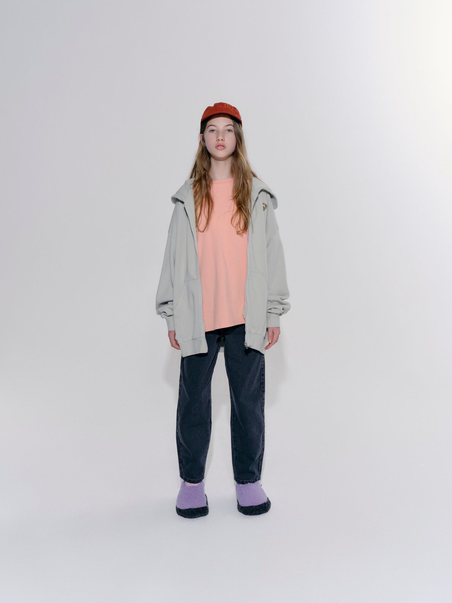 main story / tapered jean faded black