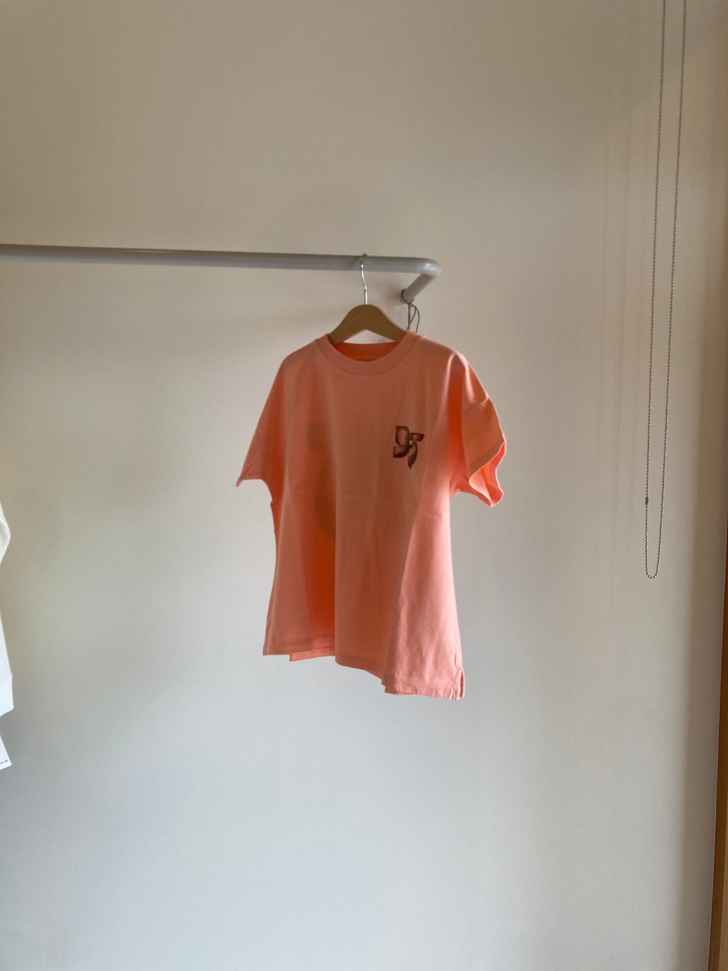 main story / Tee peach bud