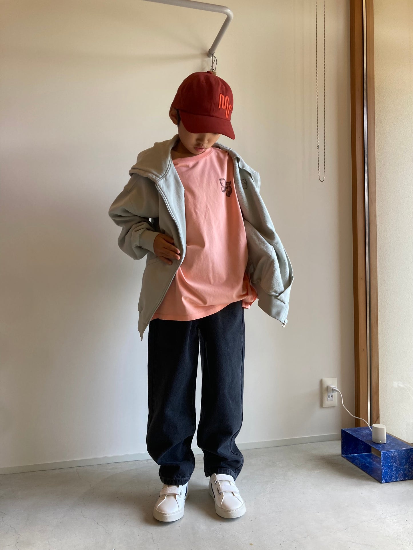 main story / tapered jean faded black