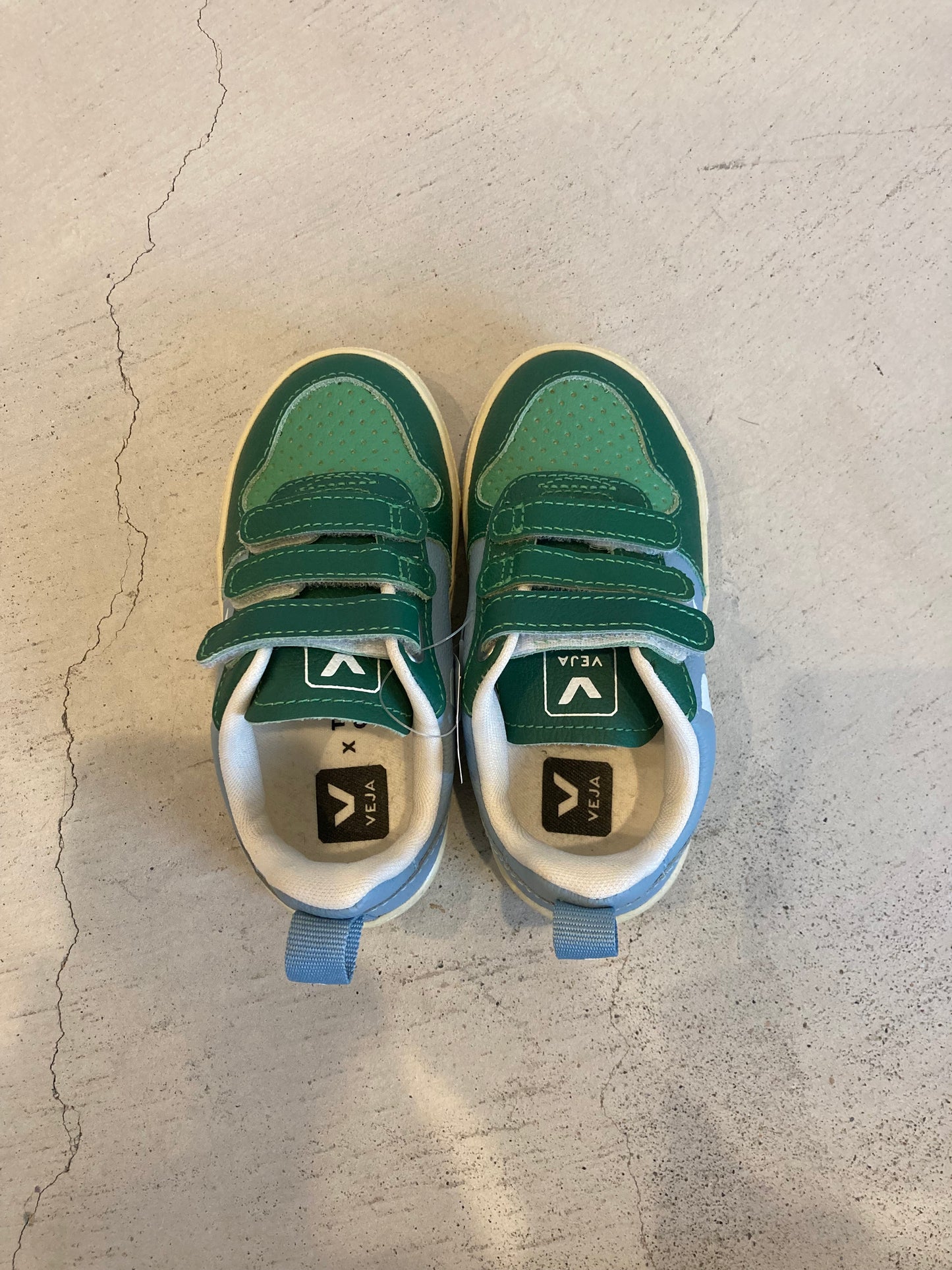 TAO / Soft Blue Veja Sneakers + socks