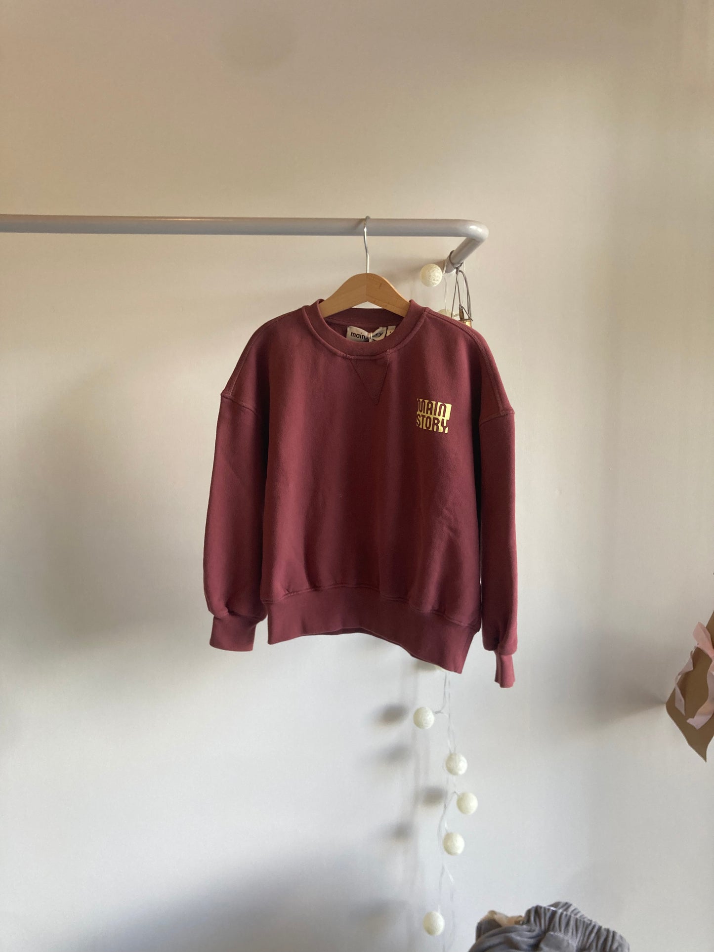 main story / crew sweatshirt