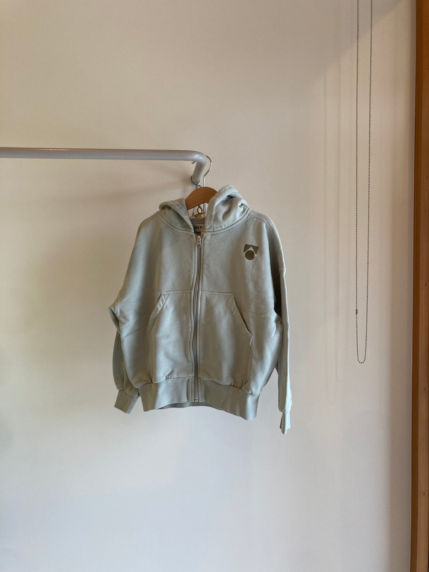 main story / zipped hoodie mineral grey