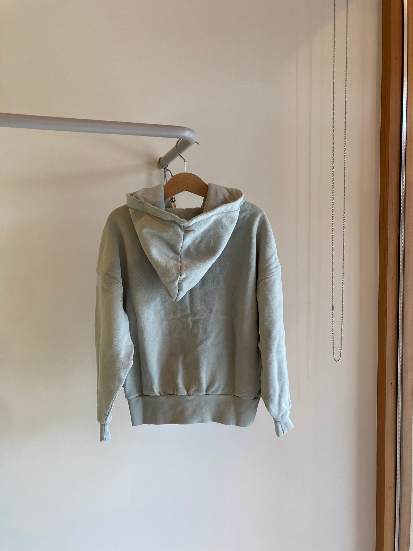 main story / zipped hoodie mineral grey